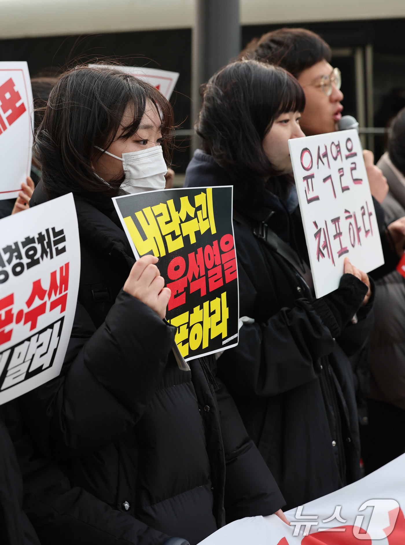 (서울=뉴스1) 박세연 기자 = 전국대학생시국회의 학생들이 30일 서울 용산구 윤석열 대통령 관저 앞에서 ‘윤석열 체포 촉구’ 기자회견을 하고 있다. 이날 '12·3 비상계엄 사태 …