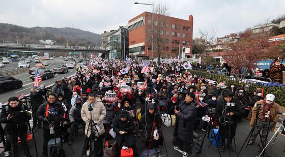 '대통령 탄핵 반대' 외치는 보수단체 회원들