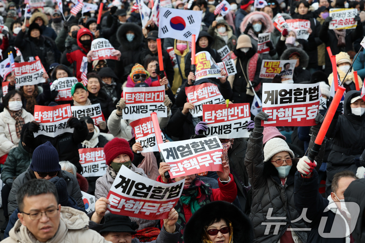 (서울=뉴스1) 박세연 기자 = 보수단체 회원들이 30일 서울 용산구 윤석열 대통령 관저 앞에서 ‘탄핵 반대’ 집회를 하고 있다. 이날 '12·3 비상계엄 사태'를 수사하는 공조수 …