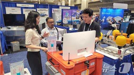 본문 이미지 - 해양환경공단이 중소기업과 공동 개발한 장비를 소개하고 있다.(해양환경공단 제공)