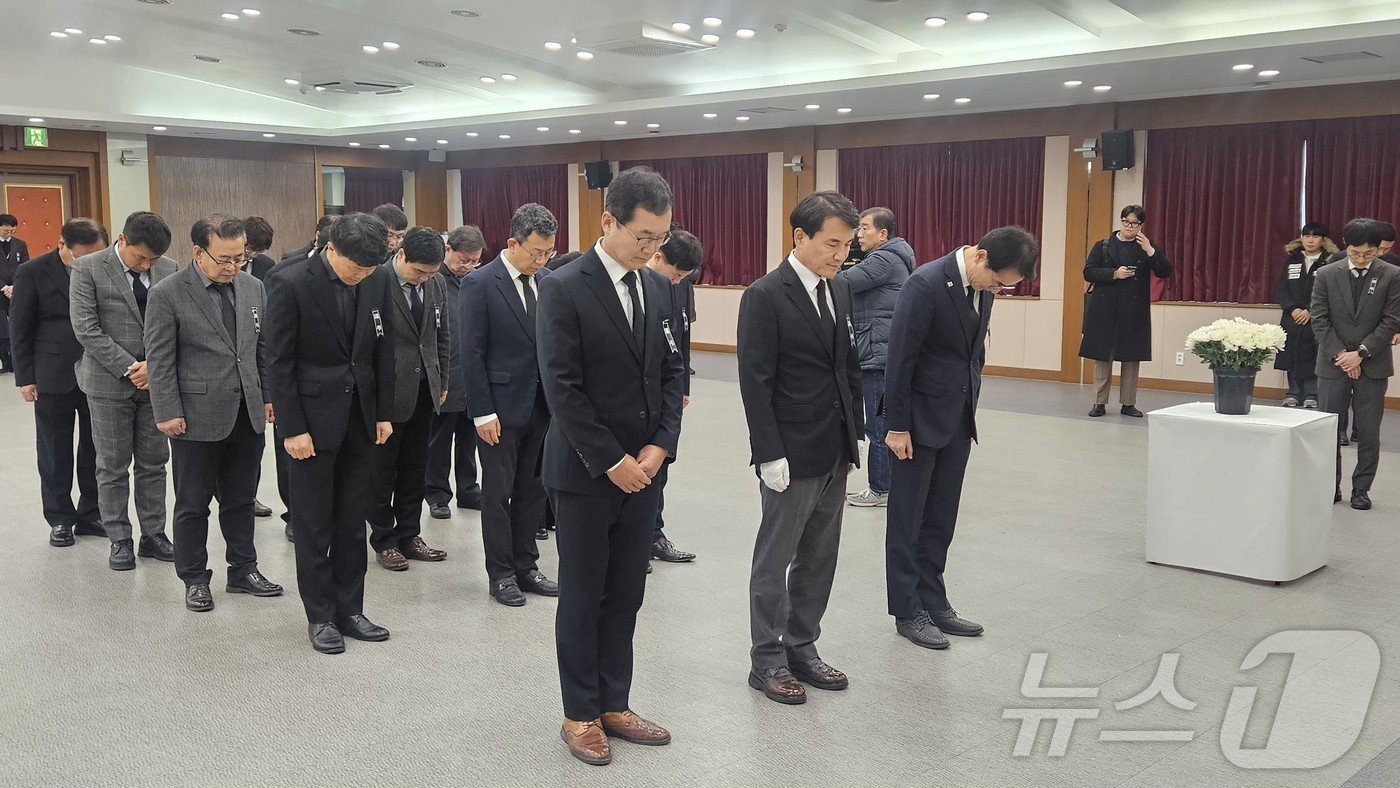 본문 이미지 - 179명의 생명을 앗아간 제주항공 여객기 참사가 발생 이틀째인 30일 강원도청 별관 4층 대회의실에 마련된 합동 분향소에김진태 강원도지사가 희생자들을 추모하고 있다.2024.12.30 한귀섭 기자 