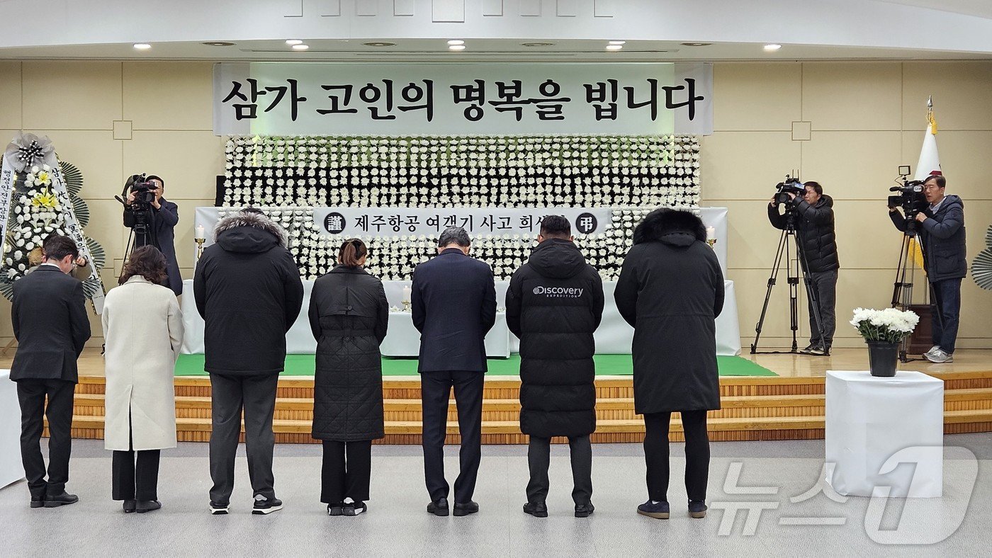 본문 이미지 - 179명의 생명을 앗아간 제주항공 여객기 참사가 발생 이틀째인 30일 강원도청 별관 4층 대회의실에 마련된 합동 분향소에 원주시의원 등이 희생자들을 추모하고 있다.2024.12.30 한귀섭 기자