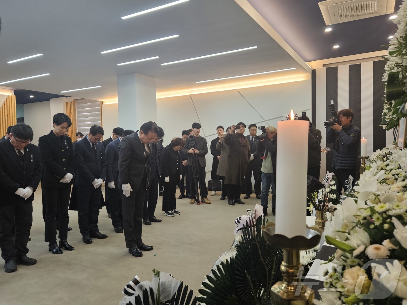 (청주=뉴스1) 이재규 기자 = 김영환 충북도지사와 공무원들이 30일 오후 충북도청에 마련된 제주항공 여객기 사고 희생자 합동분향소에서 조문하고 있다. 2024.12.30/뉴스1