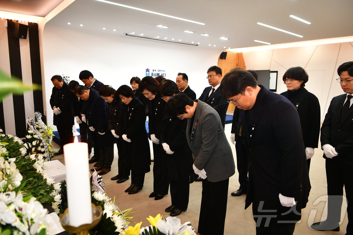 본문 이미지 - 청주시의회, 합동분향소 조문(청주시의회 제공).2024.12.30/뉴스1  