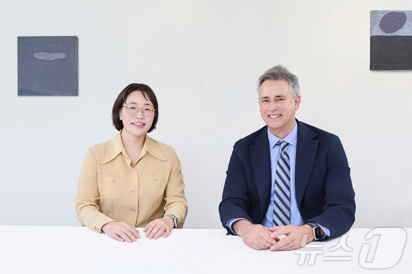 본문 이미지 - 김정희 서울대학교병원 내분비대사내과 교수(왼쪽)와 최근 방한한 로렌스 카츠넬슨 미국 시더스 사이나이 병원 교수가 기념촬영을 했다(김정희 서울대학교병원 내분비대사내과 교수 제공.)