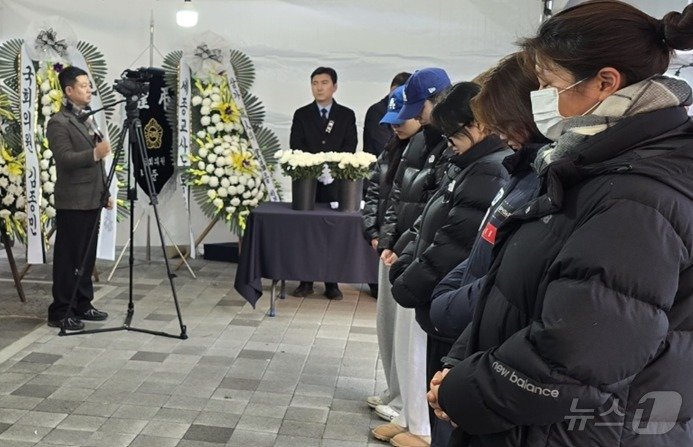 본문 이미지 -  2명의 친구를 잃은 세종 장영실고 학생들이 30일 세종시청에 마련된 합동분향소에서 조문하고 있다.  ⓒ News1 장동열 기자