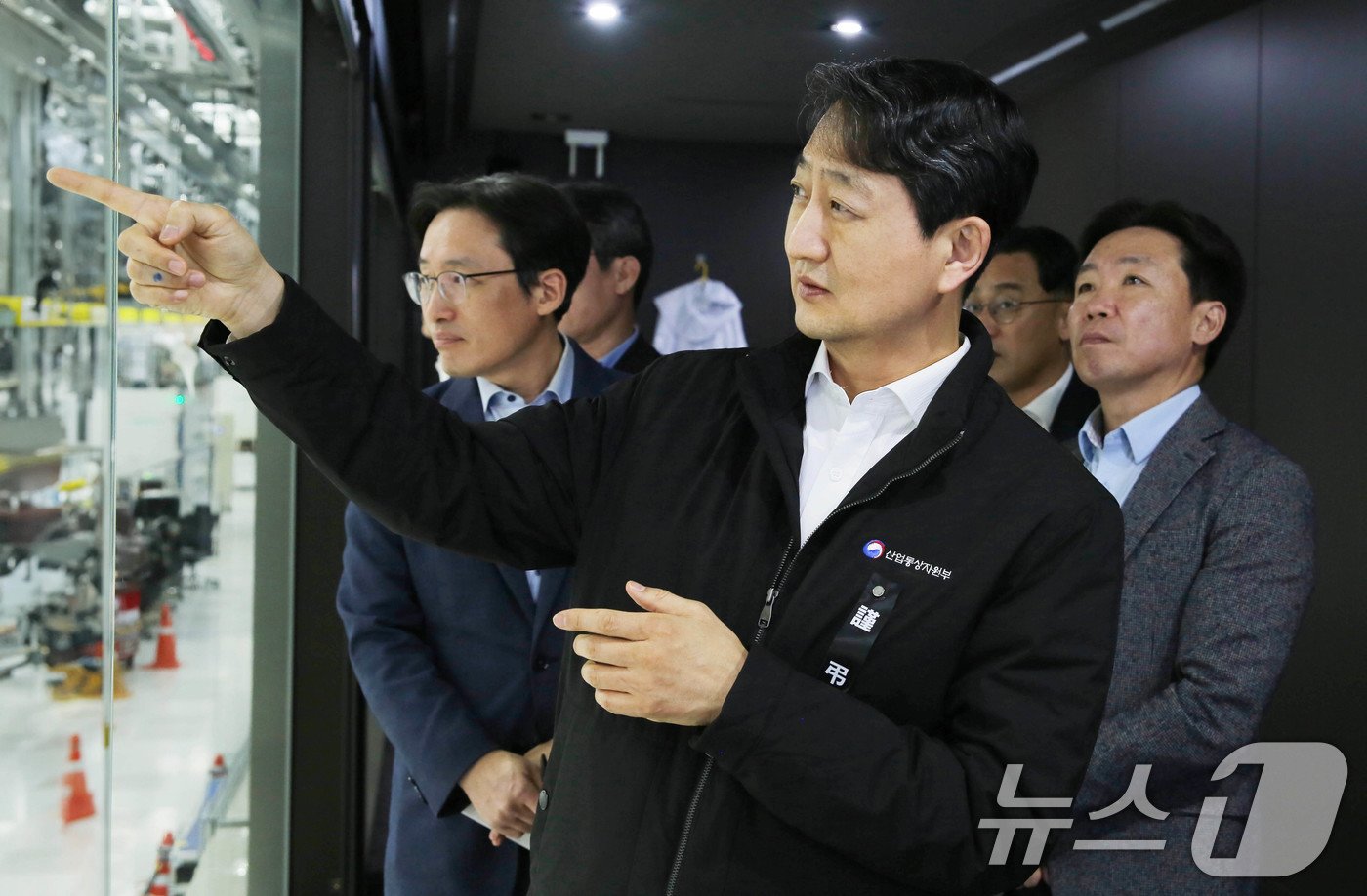 본문 이미지 - 안덕근 산업통상자원부 장관이 30일 충북 청주시 SK하이닉스 청주캠퍼스를 둘러보고 있다. &#40;산업통상자원부 제공&#41; 2024.12.30/뉴스1