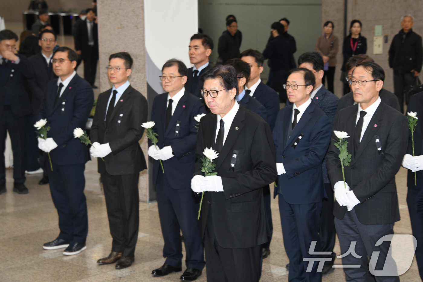 (부산=뉴스1) 윤일지 기자 = 30일 오후 부산 연제구 부산시청 로비에 마련된 제주항공 여객기 사고 희생자 합동분향소에서 박형준 부산시장과 시 간부들이 헌화하고 있다. (부산시 …