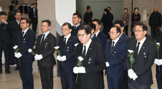 제주항공 여객기 사고 희생자 애도하는 박형준 부산시장