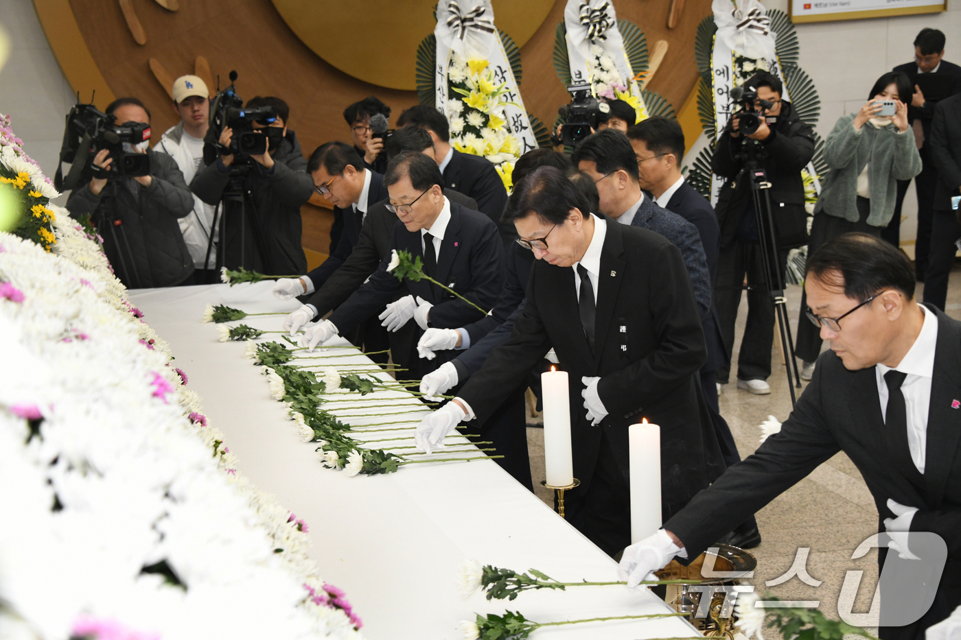 (부산=뉴스1) 윤일지 기자 = 30일 오후 부산 연제구 부산시청 로비에 마련된 제주항공 여객기 사고 희생자 합동분향소에서 박형준 부산시장과 시 간부들이 헌화하고 있다. (부산시 …