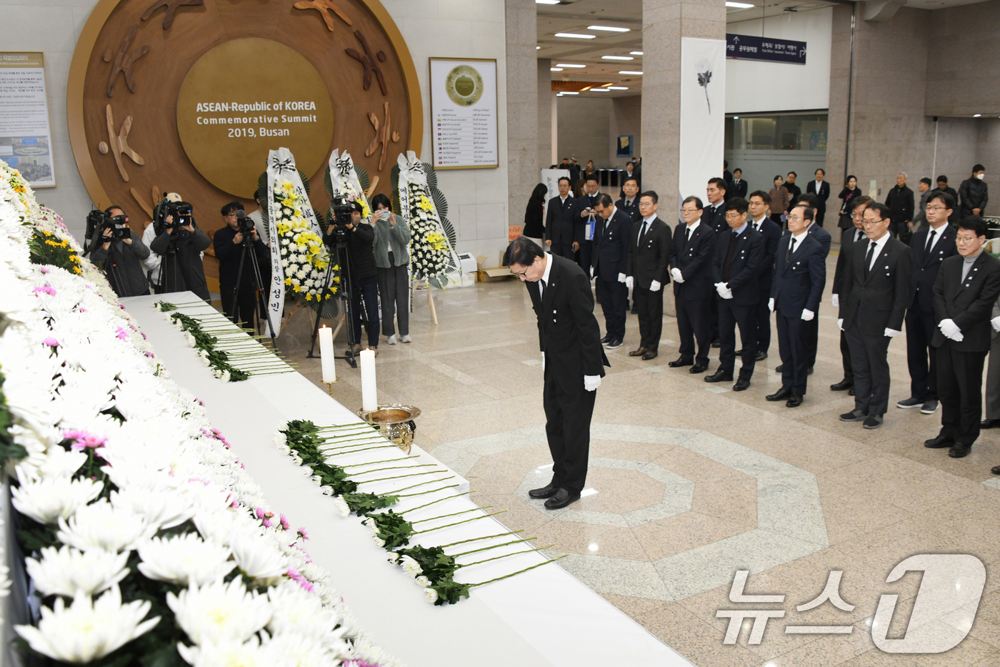 (부산=뉴스1) 윤일지 기자 = 30일 오후 부산 연제구 부산시청 로비에 마련된 제주항공 여객기 사고 희생자 합동분향소에서 박형준 부산시장과 시 간부들이 조문하고 있다. (부산시 …