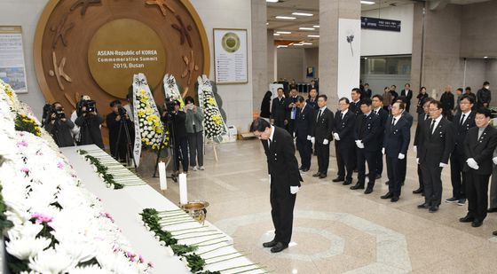 제주항공 여객기 사고 희생자 애도하는 박형준 부산시장