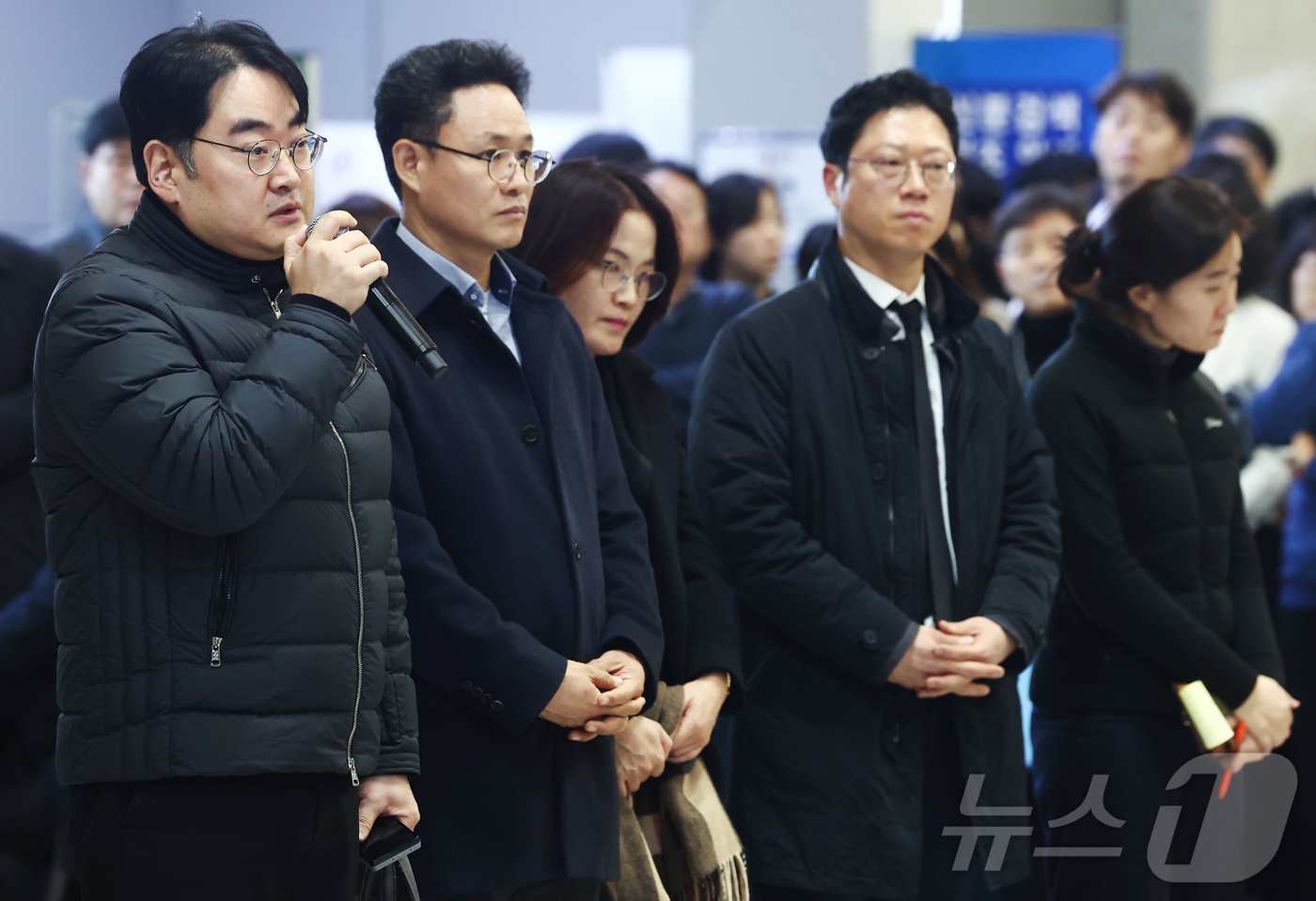 본문 이미지 - 광주지방변호사제주항공참사법률지원단 소속 변호사들이 30일 오후 전남 무안국제공항에서 제주항공 참사와 관련해 입장을 밝히고 있다. 2024.12.30/뉴스1 ⓒ News1 김민지 기자