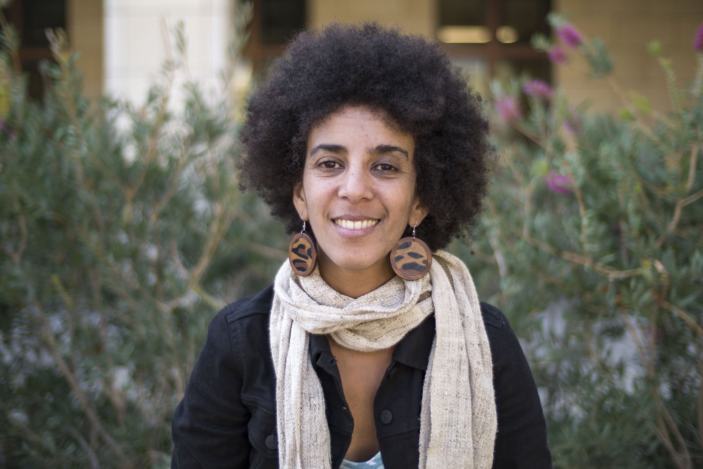 본문 이미지 - 글쓴이 팀닛 게브루 분산 인공 지능 연구소(DAIR) 창립자.  과거 구글 윤리적 인공지능(AI)팀의 기술 공동 책임자로 일하다 사임했다.  2022년 타임지의 가장 영향력 있는 인물 중 한 명으로 선정됐다.