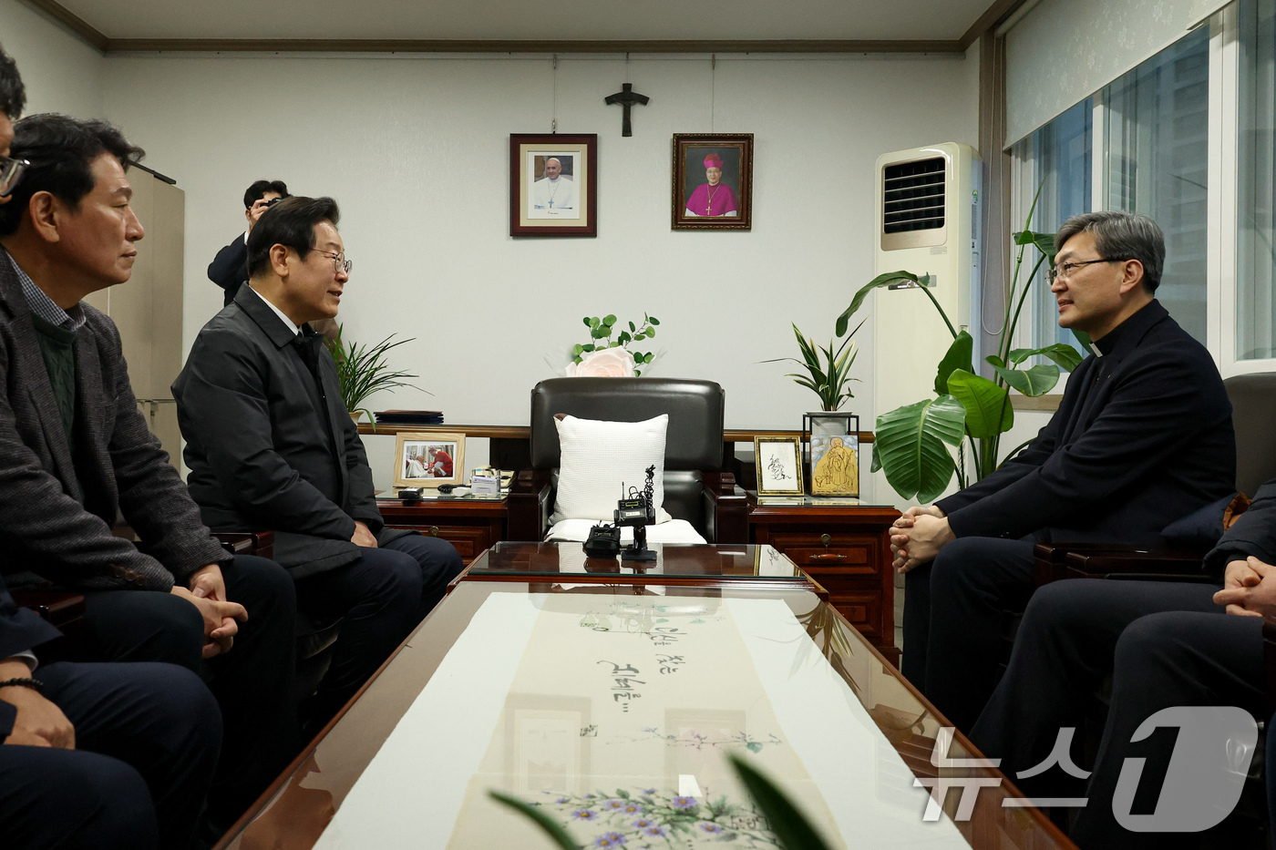 (서울=뉴스1) 김진환 기자 = 이재명 더불어민주당 대표가 30일 오후 광주 서구 천주교 광주대교구청에서 옥현진 대주교와 면담을 하고 있다. (더불어민주당 제공) 2024.12.3 …