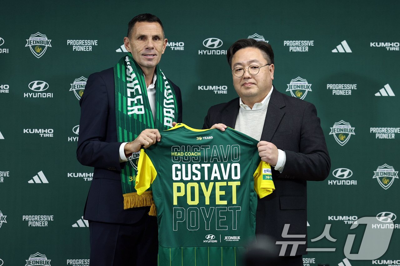 본문 이미지 - 거스 포옛 전북 현대 신임 감독이 30일 전주월드컵경기장에서 열린 취임 기자회견에 참석해 이도현 단장과 기념촬영을 하고 있다. &#40;전북 현대 제공&#41; 2024.12.30/뉴스1 ⓒ News1 김진환 기자