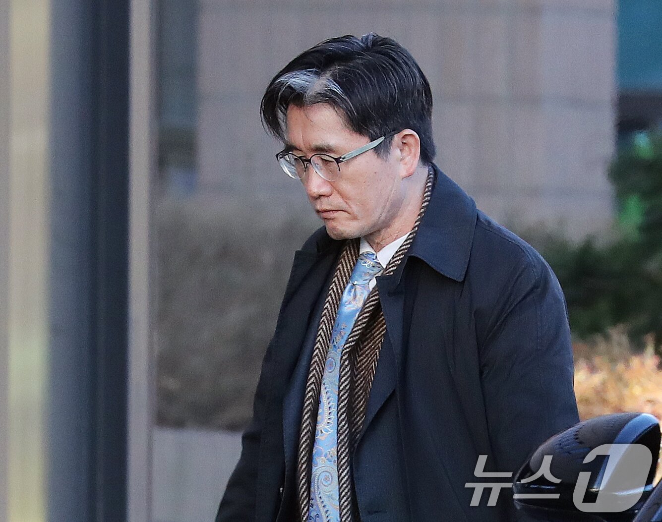 본문 이미지 - 오동운 공수처장이 30일 오전 경기 과천시 정부과천청사 고위공직자범죄수사처로 출근하고 있다. 2024.12.31/뉴스1 ⓒ News1 구윤성 기자