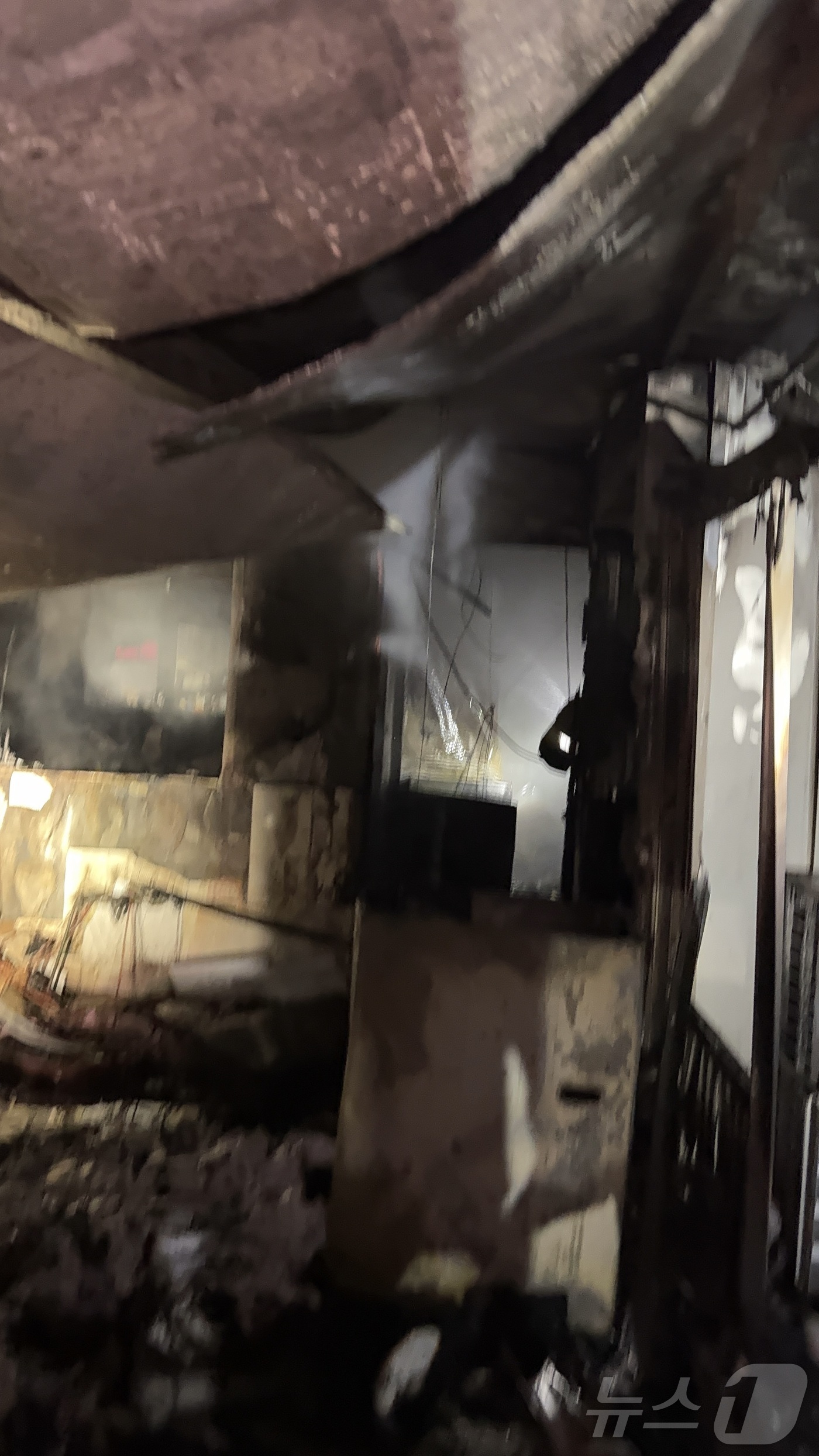 (인천=뉴스1) 박소영 기자 = 31일 오전 2시 34분쯤 인천시 연수구 연수동의 전체 6층짜리 모텔에서 화재가 발생했다.(인천소방본부 제공)2024.12.31/뉴스1