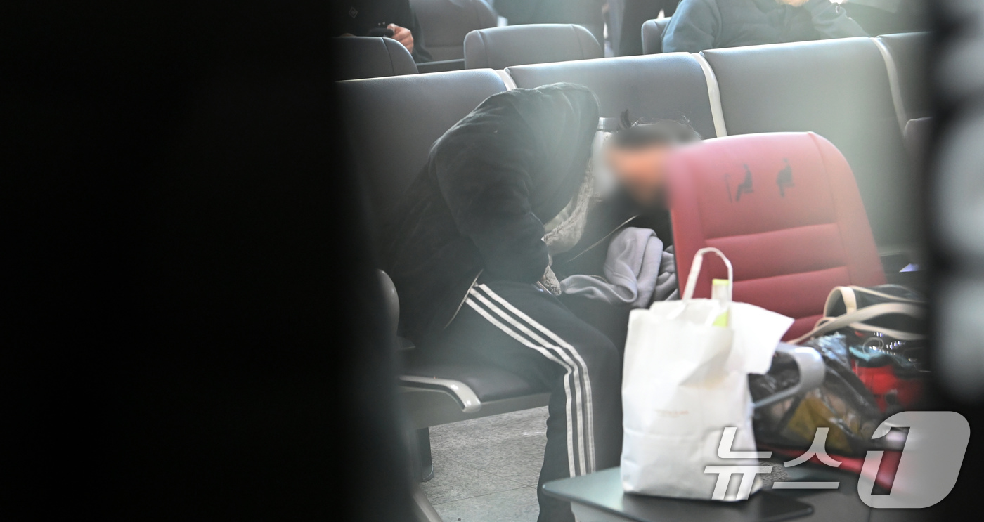 (무안=뉴스1) 김성진 기자 = 31일 오전 전남 무안군 무안국제공항 터미널에서 한 제주항공 여객기 사고 희생자 유가족이 지쳐 의자에 기대어 있다. (공동취재) 2024.12.31 …