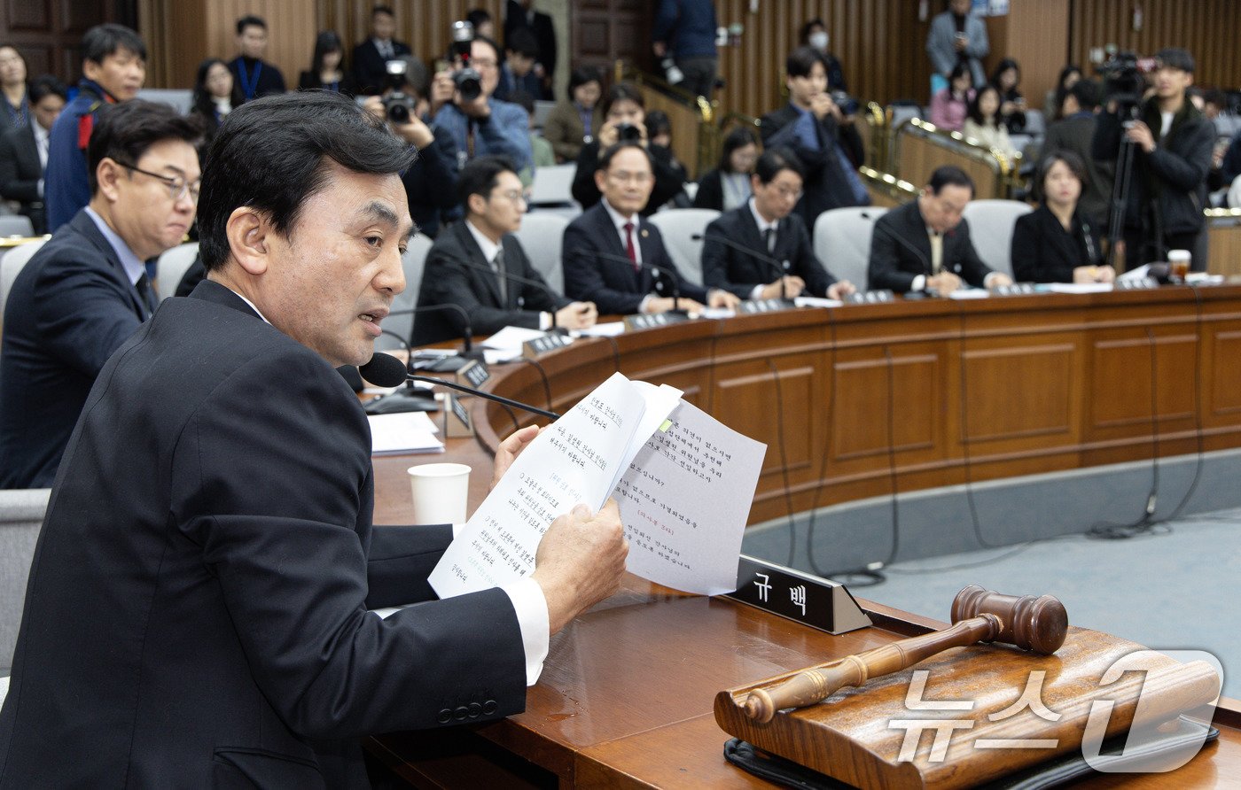 안규백 윤석열 정부의 위헌·무효 비상계엄 선포를 통한 내란행위의 진상규명을 위한 국정조사특별위원회&#40;국정조사특위&#41; 위원장이 31일 오전 서울 여의도 국회에서 열린 국정조사특위 1차 전체회의에서 발언을 하고 있다. 2024.12.31/뉴스1 ⓒ News1 이재명 기자