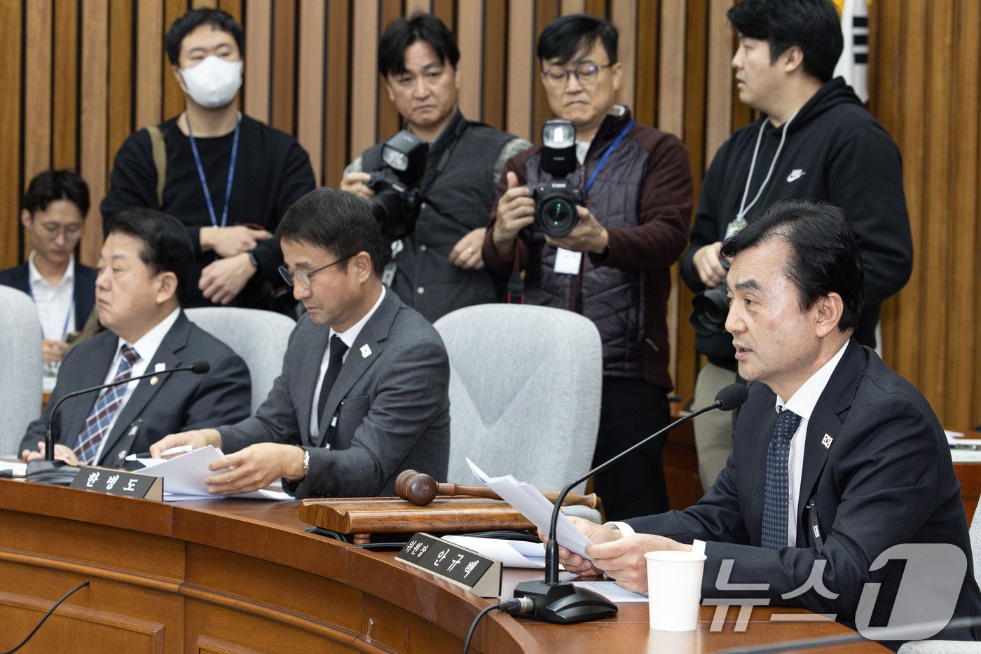 안규백 윤석열 정부의 위헌·무효 비상계엄 선포를 통한 내란행위의 진상규명을 위한 국정조사특별위원회&#40;국정조사특위&#41; 위원장이 31일 오전 서울 여의도 국회에서 열린 국정조사특위 1차 전체회의에서 발언을 하고 있다. 2024.12.31/뉴스1 ⓒ News1 이재명 기자