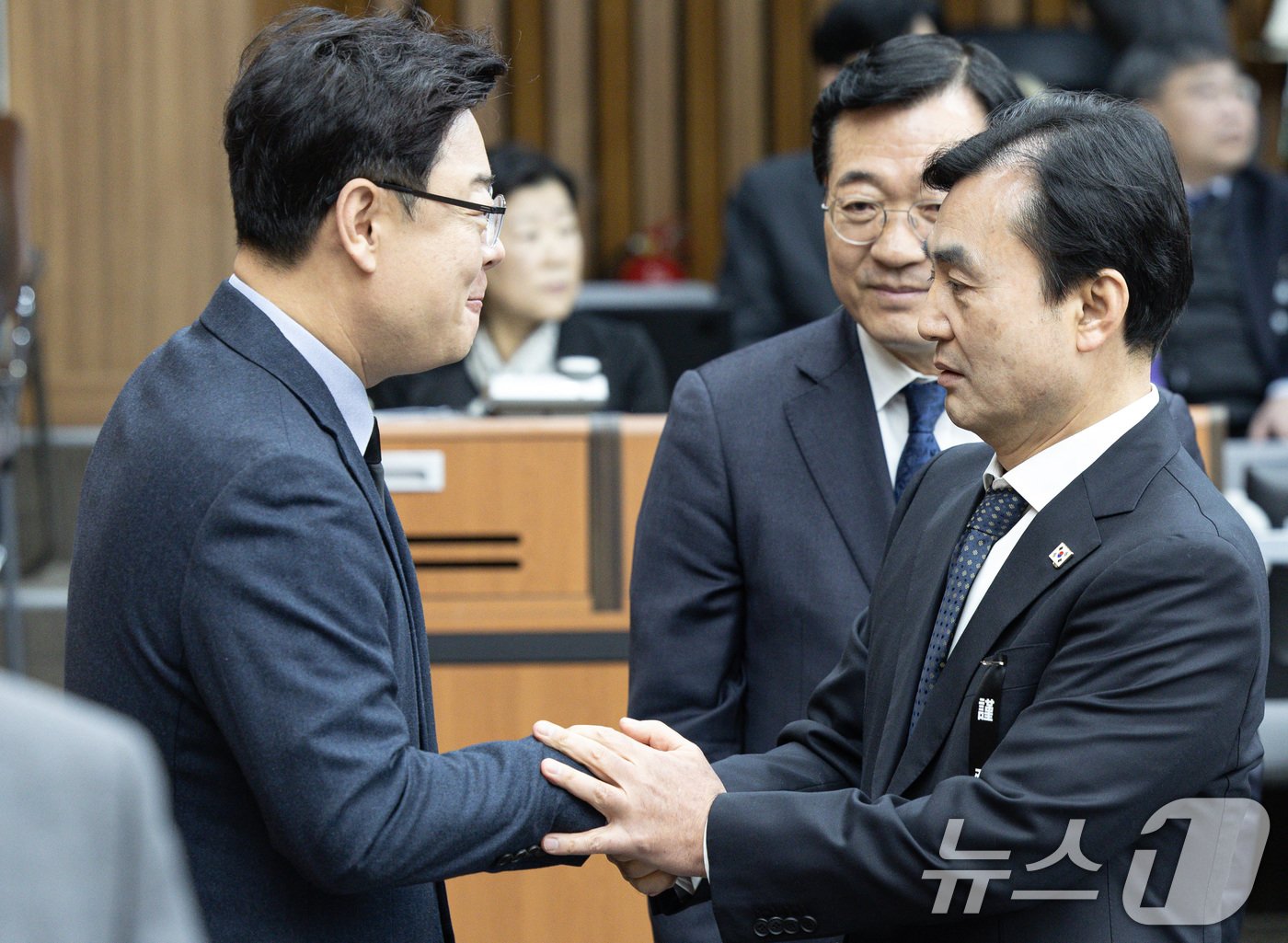 안규백 윤석열 정부의 위헌·무효 비상계엄 선포를 통한 내란행위의 진상규명을 위한 국정조사특별위원회&#40;국정조사특위&#41; 위원장이 31일 오전 서울 여의도 국회에서 열린 국정조사특위 1차 전체회의에서 김성원 국민의힘 간사와 인사하고 있다. 2024.12.31/뉴스1 ⓒ News1 이재명 기자