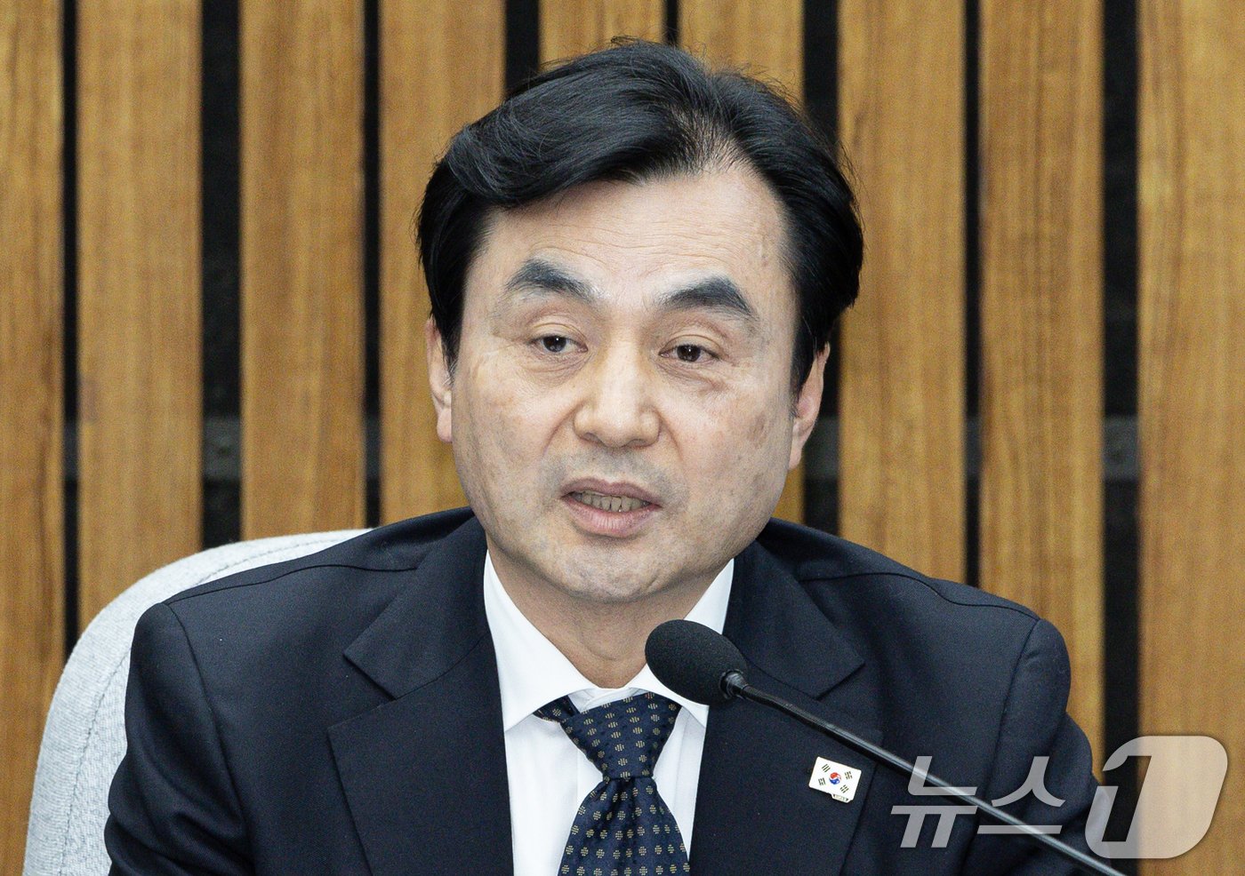 본문 이미지 - 안규백 윤석열 정부의 위헌·무효 비상계엄 선포를 통한 내란행위의 진상규명을 위한 국정조사특별위원회(국정조사특위) 위원장이 31일 오전 서울 여의도 국회에서 열린 국정조사특위 1차 전체회의에서 발언을 하고 있다. 2024.12.31/뉴스1 ⓒ News1 이재명 기자