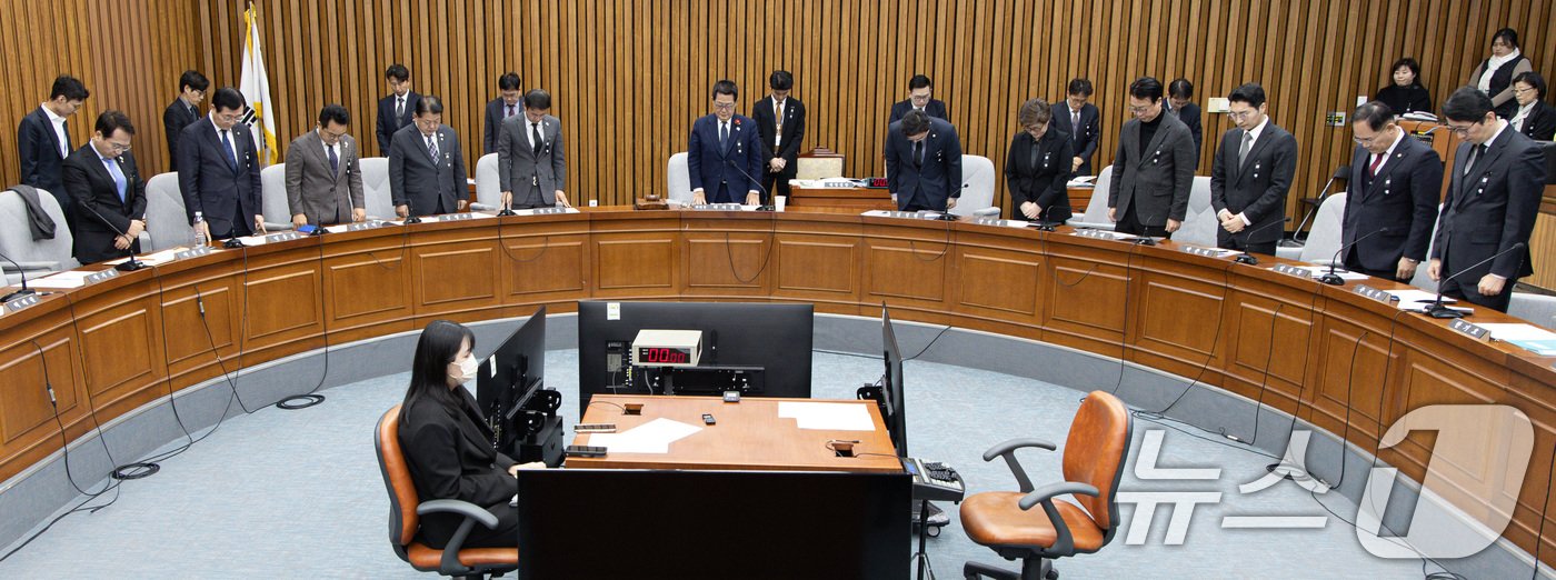 본문 이미지 - 윤석열 정부의 위헌·무효 비상계엄 선포를 통한 내란행위의 진상규명을 위한 국정조사특별위원회(국정조사특위) 위원들이 31일 오전 서울 여의도 국회에서 열린 국정조사특위 1차 전체회의에서 무안 제주항공 여객기 사고 희생자를 기리며 묵념하고 있다. 2024.12.31/뉴스1 ⓒ News1 이재명 기자