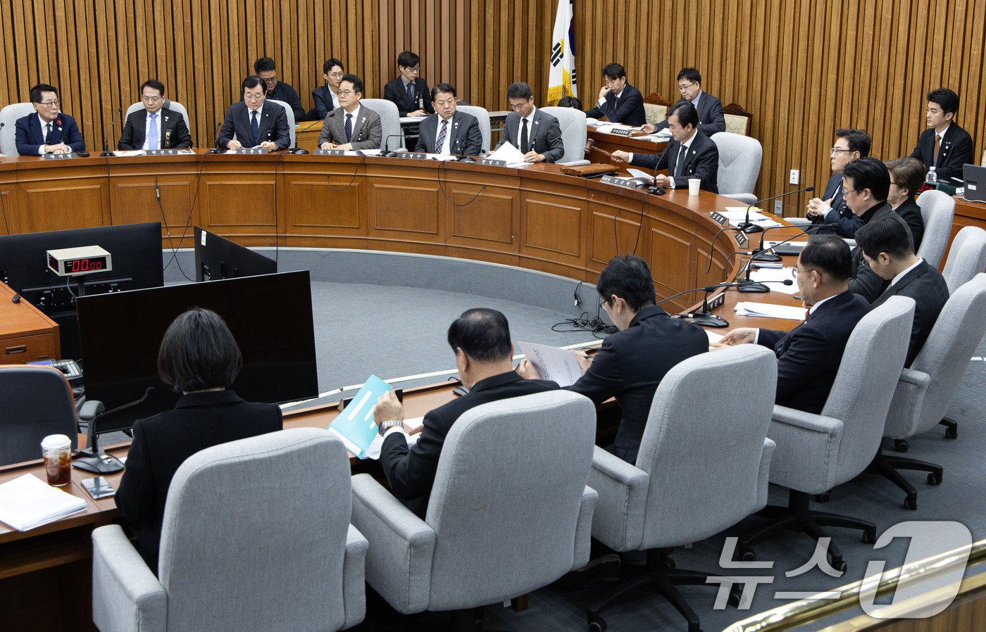 본문 이미지 - 안규백 윤석열 정부의 위헌·무효 비상계엄 선포를 통한 내란행위의 진상규명을 위한 국정조사특별위원회(국정조사특위) 위원장이 31일 오전 서울 여의도 국회에서 열린 국정조사특위 1차 전체회의에서 의사봉을 두드리고 있다. 2024.12.31/뉴스1 ⓒ News1 이재명 기자