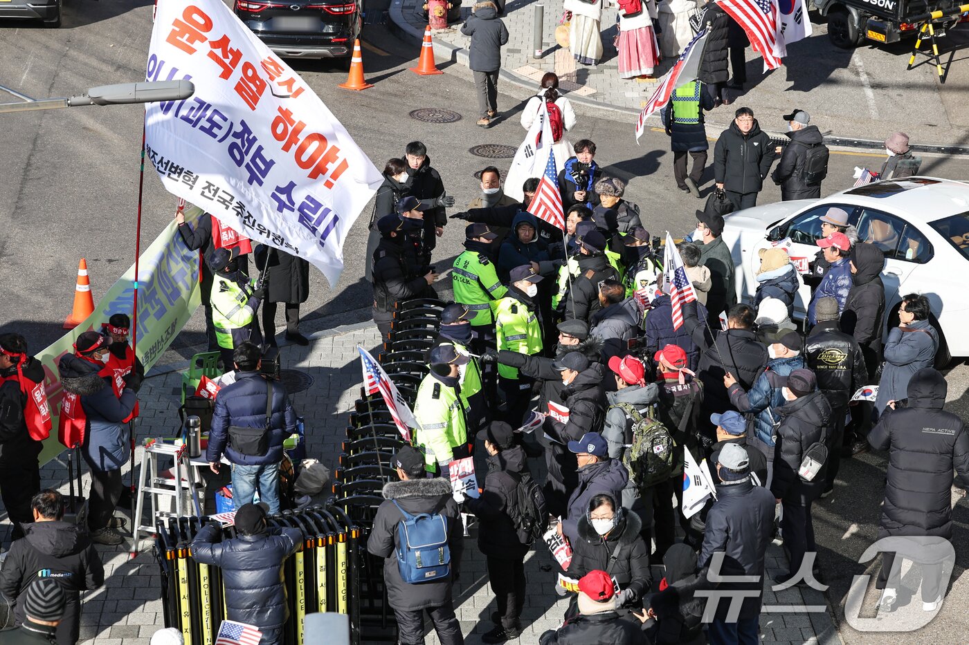 본문 이미지 - 헌정사상 처음으로 현직 대통령에 대한 체포영장이 발부된 가운데 31일 오전 서울 용산구 한남동 대통령 관저 인근에서 보수단체와 진보단체가 윤석열 대통령에 대한 법원의 체포영장 발부 관련 맞불집회를 하고 있다. 2024.12.31/뉴스1 ⓒ News1 민경석 기자