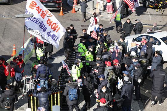 "尹 영장발부 유감" vs "즉각 체포하라"…여야 신경전