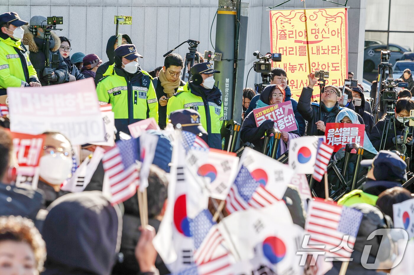 헌정사상 처음으로 현직 대통령에 대한 체포영장이 발부된 가운데 31일 오전 서울 용산구 한남동 대통령 관저 인근에서 보수단체와 진보단체가 윤석열 대통령에 대한 법원의 체포영장 발부 관련 맞불집회를 하고 있다. 2024.12.31/뉴스1 ⓒ News1 민경석 기자