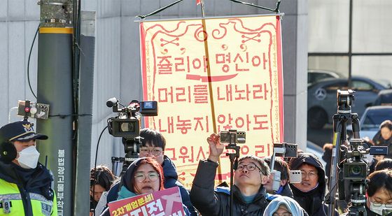 尹 관저 앞 마주 선 보수·진보