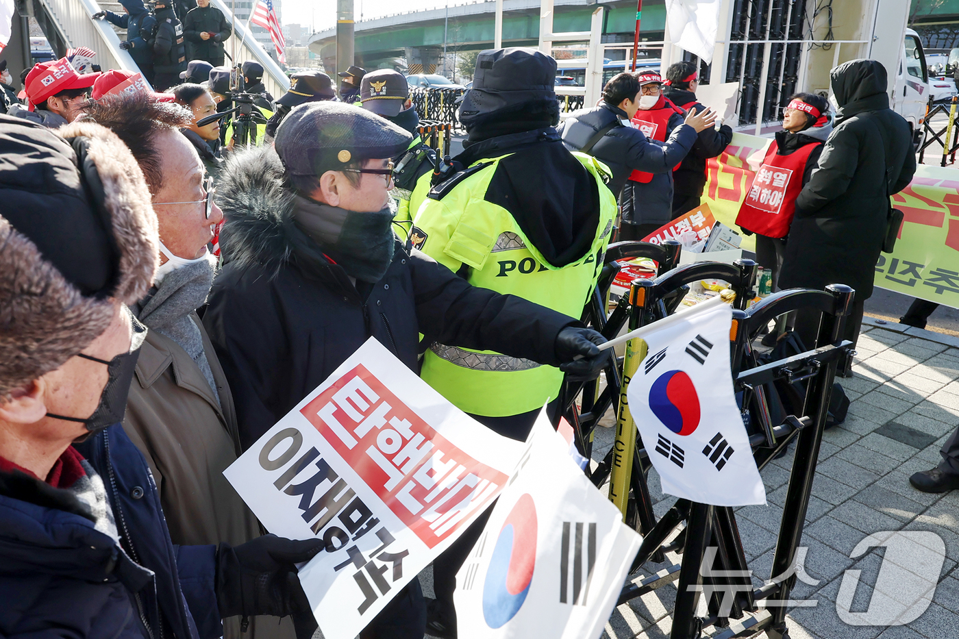 (서울=뉴스1) 민경석 기자 = 헌정사상 처음으로 현직 대통령에 대한 체포영장이 발부된 가운데 31일 오전 서울 용산구 한남동 대통령 관저 인근에서 보수단체와 진보단체가 윤석열 대 …