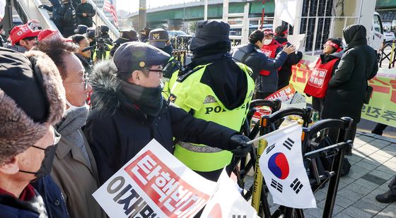 尹대통령 관저 앞 '맞불집회'