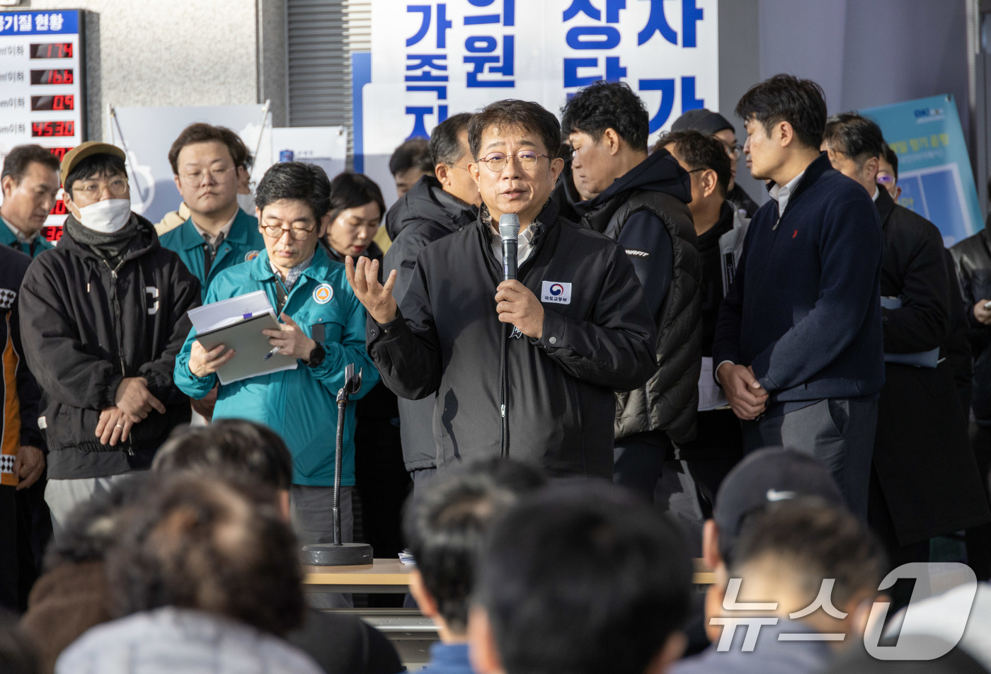 (무안=뉴스1) 김성진 기자 = 박상우 국토교통부 장관이 31일 전남 무안군 무안국제공항 터미널에서 제주항공 여객기 사고 희생자 유족들에게 브리핑을 하고 있다. (공동취재) 202 …