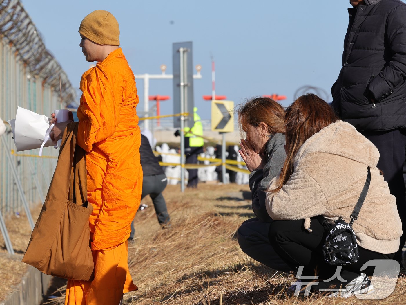 본문 이미지 - 31일 오전 전남 무안국제공항 제주항공 여객기 참사 현장에서 제주항공 사고로 사망한 태국인 여성의 유가족이 슬픔에 잠겨 있다. 2024.12.31/뉴스1 ⓒ News1 김민지 기자