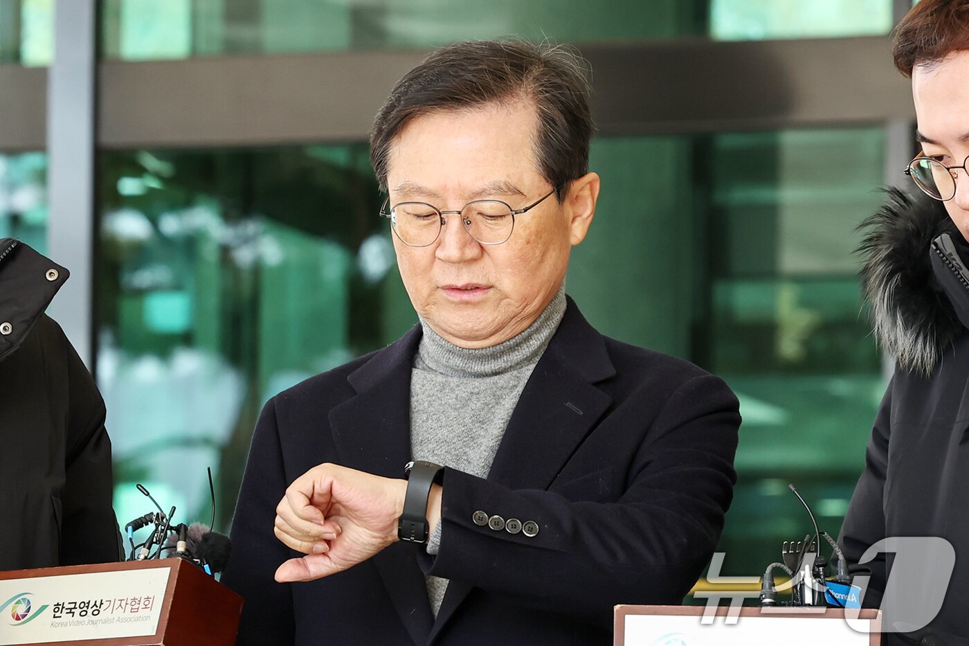 본문 이미지 - 윤석열 대통령의 법률대리인 윤갑근 변호사가 31일 오전 서울 서초구 서울고등검찰청 앞에서 윤 대통령에 대한 법원의 체포영장 발부 관련 입장을 밝히며 시간을 확인하고 있다. 2024.12.31/뉴스1 ⓒ News1 민경석 기자