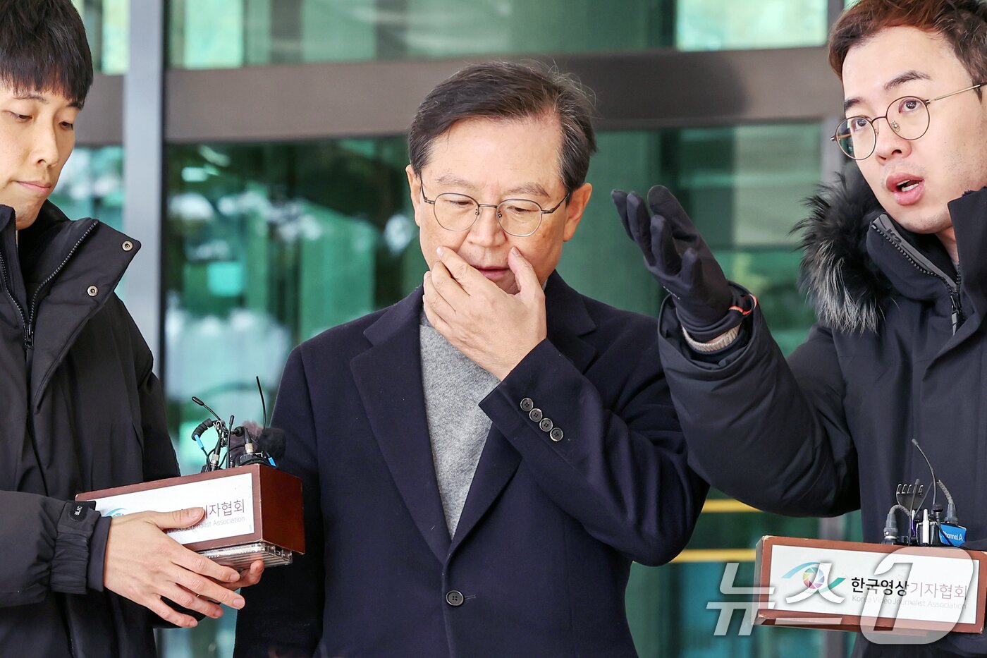 본문 이미지 - 윤석열 대통령의 법률대리인 윤갑근 변호사가 31일 오전 서울 서초구 서울고등검찰청 앞에서 윤 대통령에 대한 법원의 체포영장 발부 관련 입장을 밝히고 있다. 2024.12.31/뉴스1 ⓒ News1 민경석 기자