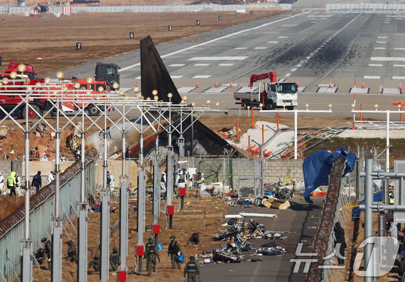 본문 이미지 - 31일 오전 전남 무안국제공항 제주항공 여객기 참사 현장에 사고 여객기와 충돌로 부서진 방위각 시설(로컬라이저)이 보이고 있다. 2024.12.31 ⓒ 뉴스1 김민지 기자