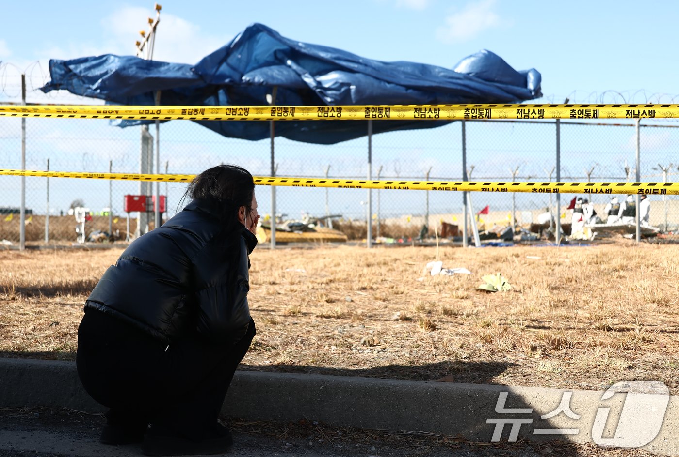 본문 이미지 - 31일 오전 전남 무안국제공항 제주항공 여객기 참사 현장에서 희생자의 지인이 주저 앉아 울고 있다. 2024.12.31/뉴스1 ⓒ News1 김민지 기자