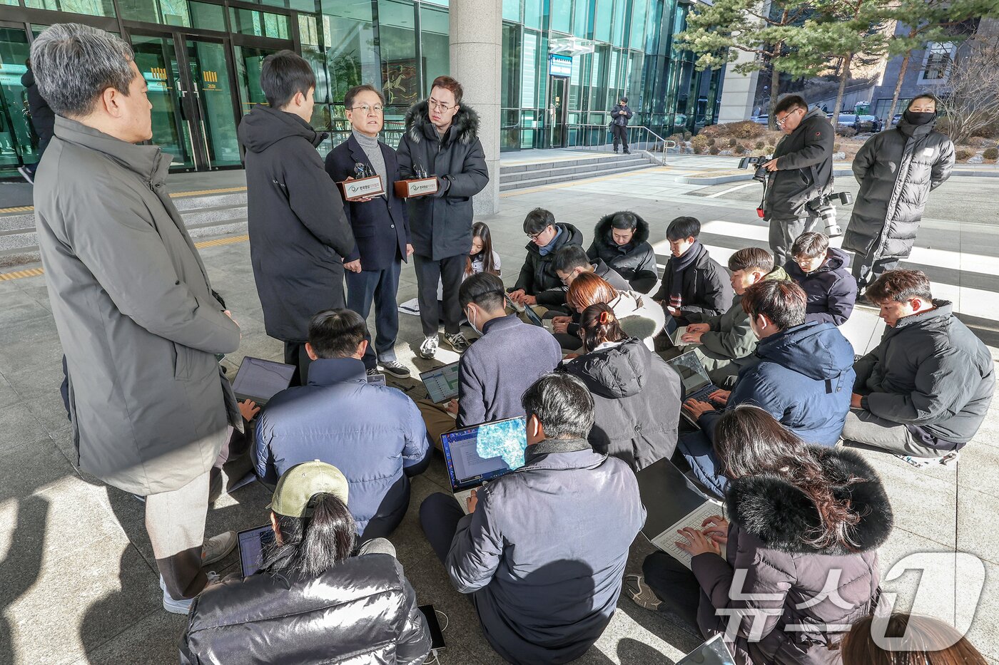 본문 이미지 - 윤석열 대통령의 법률대리인 윤갑근 변호사가 31일 오전 서울 서초구 서울고등검찰청 앞에서 윤 대통령에 대한 법원의 체포영장 발부 관련 입장을 밝히고 있다. 2024.12.31/뉴스1 ⓒ News1 민경석 기자
