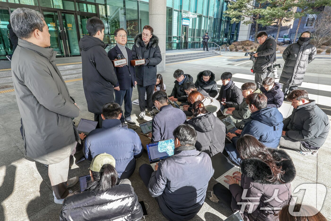 윤석열 대통령의 법률대리인 윤갑근 변호사가 31일 오전 서울 서초구 서울고등검찰청 앞에서 윤 대통령에 대한 법원의 체포영장 발부 관련 입장을 밝히고 있다. 2024.12.31/뉴스1 ⓒ News1 민경석 기자