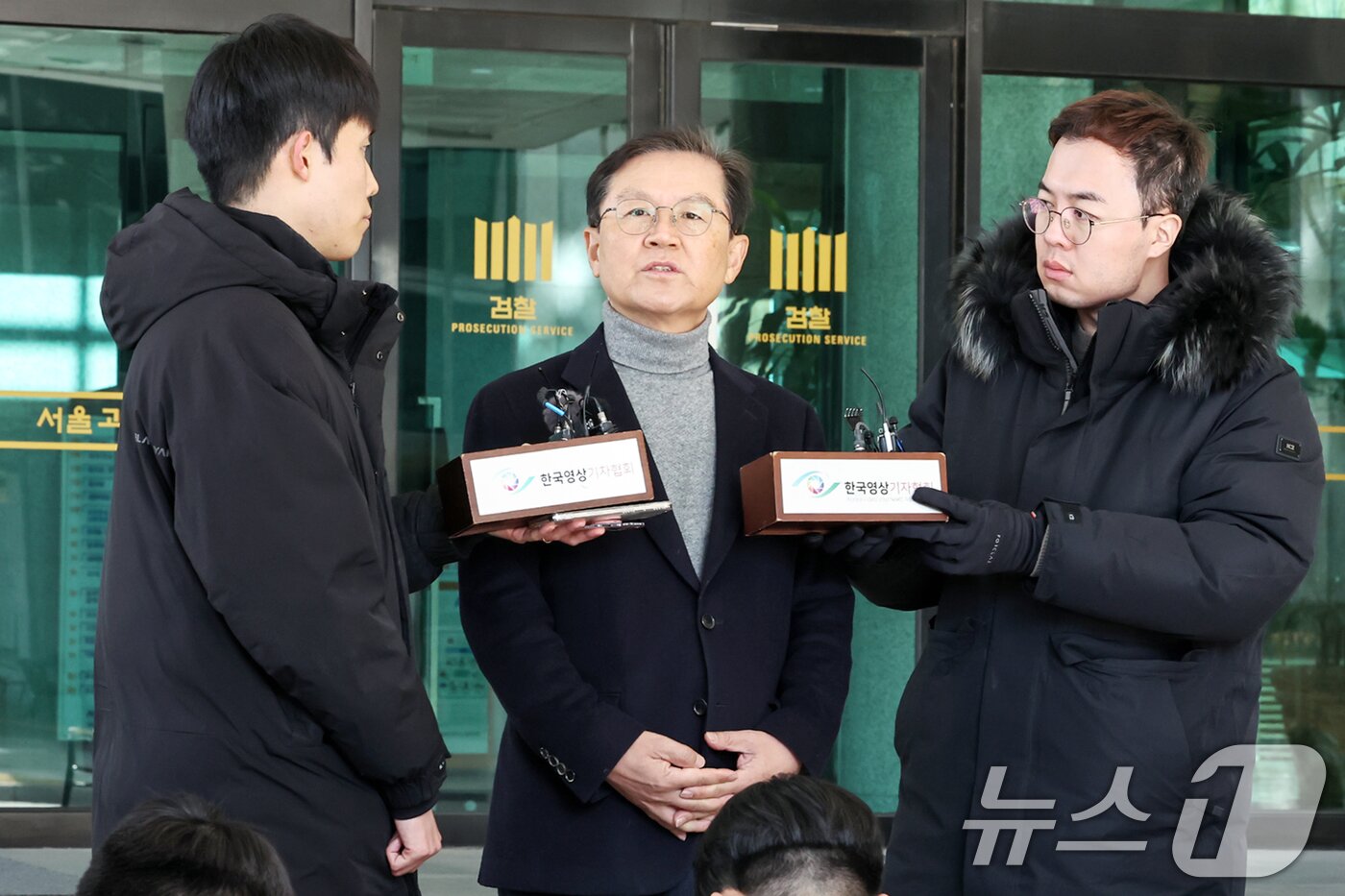 본문 이미지 - 윤석열 대통령의 법률대리인 윤갑근 변호사가 31일 오전 서울 서초구 서울고등검찰청 앞에서 윤 대통령에 대한 법원의 체포영장 발부 관련 입장을 밝히고 있다. 2024.12.31/뉴스1 ⓒ News1 민경석 기자