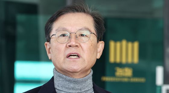 윤갑근 변호사 "영장 발부는 불법 무효, 받아들이기 어렵다"