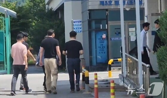 본문 이미지 - 장기 미제사건인 ‘2004년 강원 영월 영농조합 간사 살인사건’의 유력한 용의자로 지목된 50대 남성이 지난 6월 28일 오전 춘천지법 영월지원에서 구속영장 실질심사를 받기 위해 관계자들과 이동하는 모습. &#40;뉴스1 DB&#41;