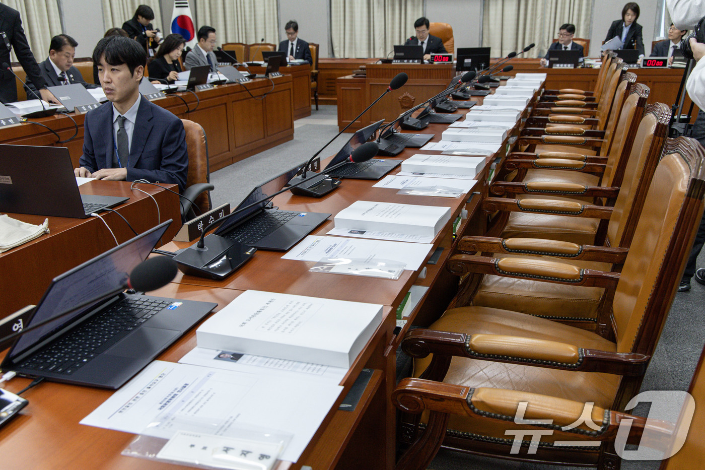 (서울=뉴스1) 이재명 기자 = 박찬대 국회 운영위원회 위원장이 31일 오전 서울 여의도 국회에서 열린 운영위원회 제3차 회의를 주재하고 있다.이날 국민의힘은 회의에 불참했다. 2 …