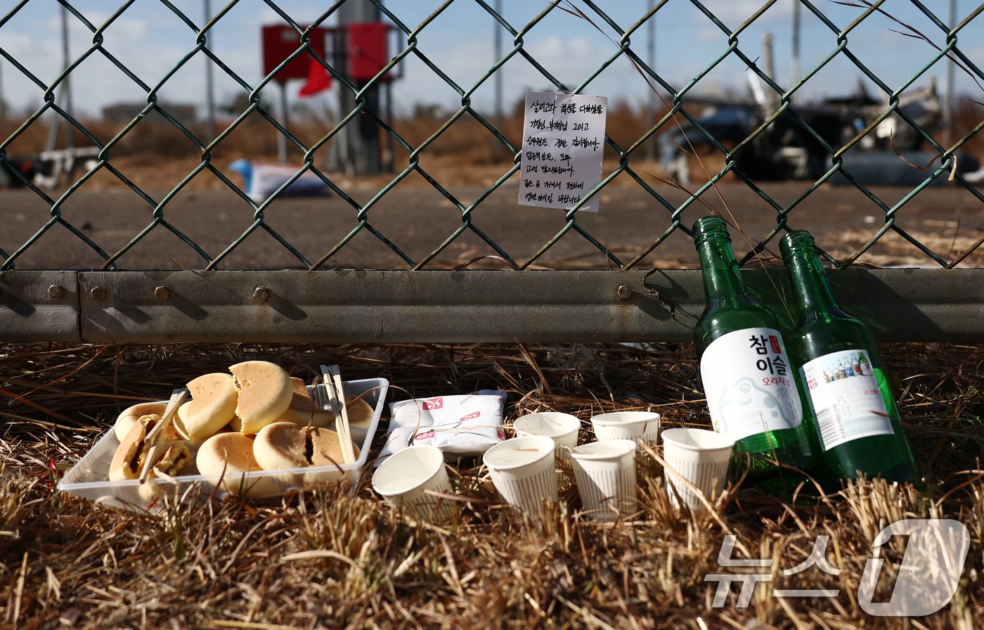본문 이미지 - 31일 전남 무안국제공항 제주항공 여객기 참사 현장에 희생자들을 기리는 편지와 술이 놓여 있다. 2024.12.31/뉴스1 ⓒ News1 김민지 기자