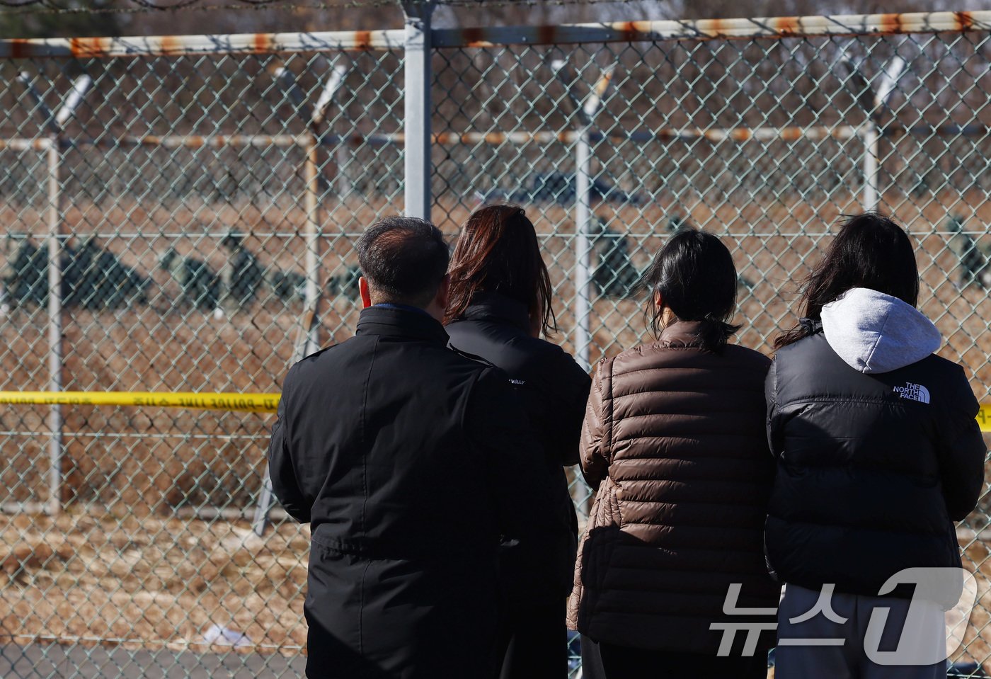 31일 오전 전남 무안국제공항 제주항공 여객기 참사 현장에서 시민들이 군 관계자들의 수색 작업을 바라보고 있다. 2024.12.31/뉴스1 ⓒ News1 김민지 기자