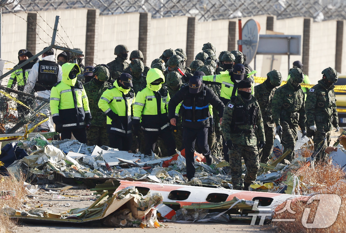 (무안=뉴스1) 김민지 기자 = 31일 오전 전남 무안국제공항 제주항공 여객기 참사 현장에서 경찰들과 군 관계자들이 수색 작업을 하고 있다. 2024.12.30/뉴스1